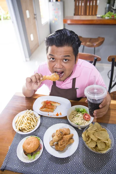 Joven gordo comiendo — Foto de Stock