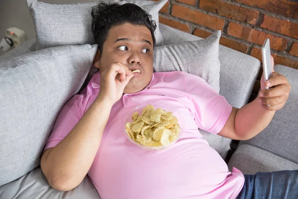 Hombre comiendo bocadillo —  Fotos de Stock