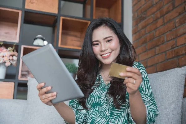 Mulher asiática compras online — Fotografia de Stock