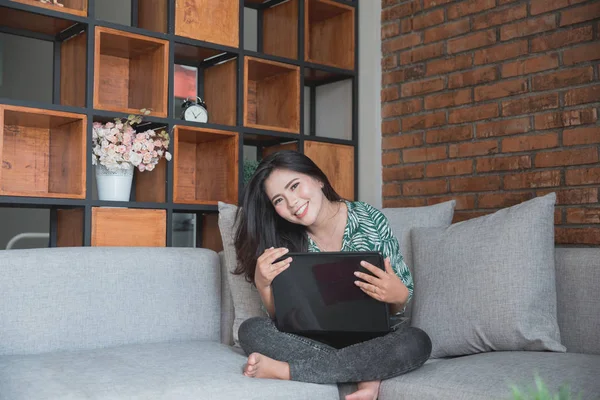 Mujer de negocios que trabaja con portátil — Foto de Stock