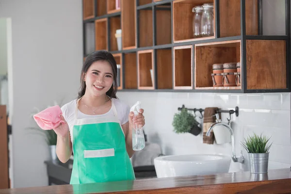 Femme avec un chiffon et un spray — Photo