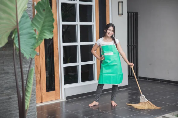 Ibu rumah tangga yang cantik memegang sapu — Stok Foto