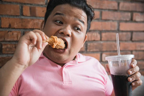 Man eating  fried chicken Royalty Free Stock Photos