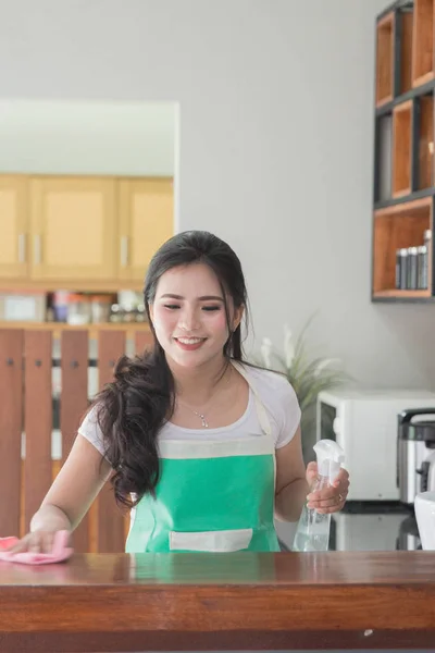 Женщина на кухне с тряпкой — стоковое фото