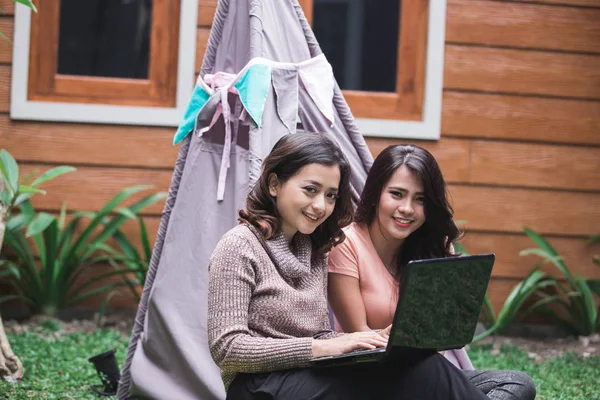 Bestfriend daily activity using laptop — Stock Photo, Image