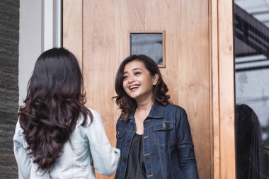 İki kadın arkadaş aktivite