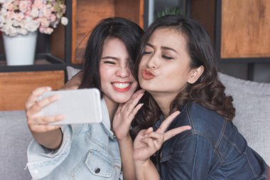 İki bayan arkadaş selfie