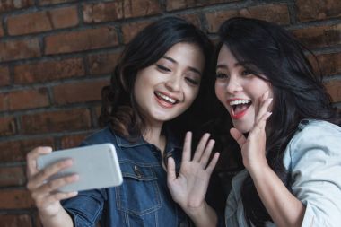 İki kadın arkadaş aktivite