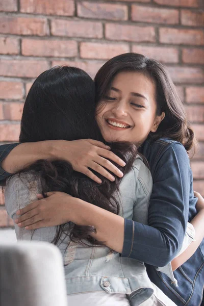 Two female friends embrace her — Stock Photo, Image