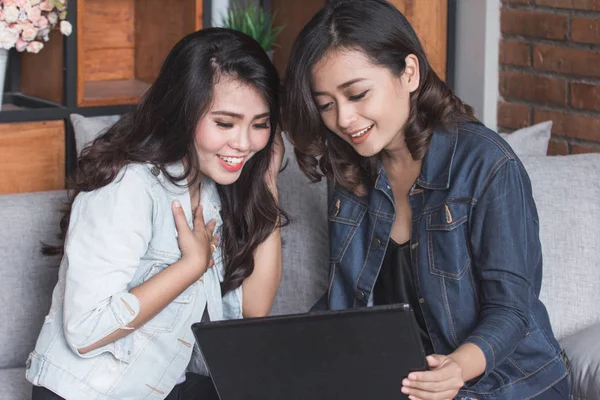 Due amiche donne attività — Foto Stock