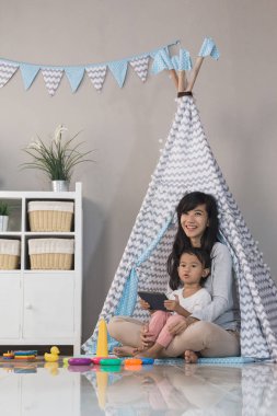 Evde oynarken tablet kullan