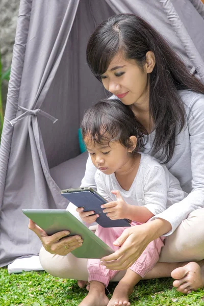 Tablet beim Spielen im heimischen Garten — Stockfoto