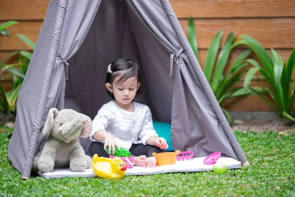Jogar na tenda no quintal — Fotografia de Stock