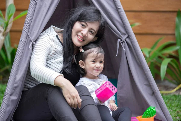 Bermain mainan dengan ibu di tenda — Stok Foto