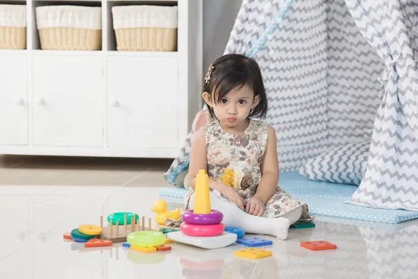 Niño pequeño juega con juguetes en casa —  Fotos de Stock