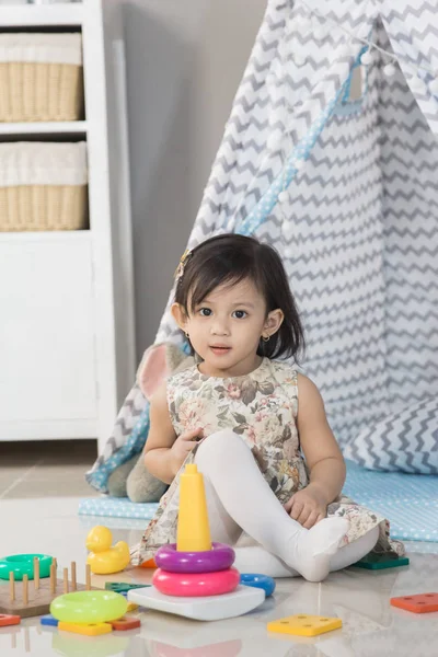 Niño pequeño juega con juguetes en casa —  Fotos de Stock