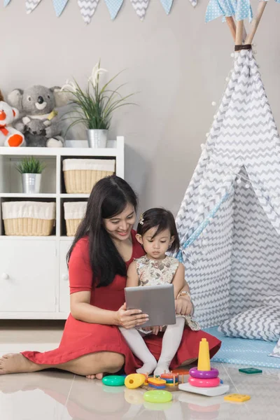 Mamá y su hija —  Fotos de Stock