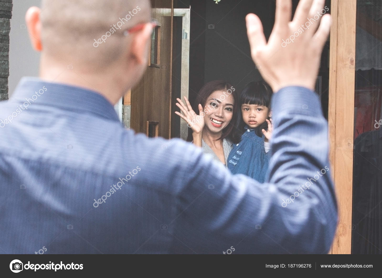 Criança acenando adeus aos pais — Foto © odua #187196276, image size:1600x1167