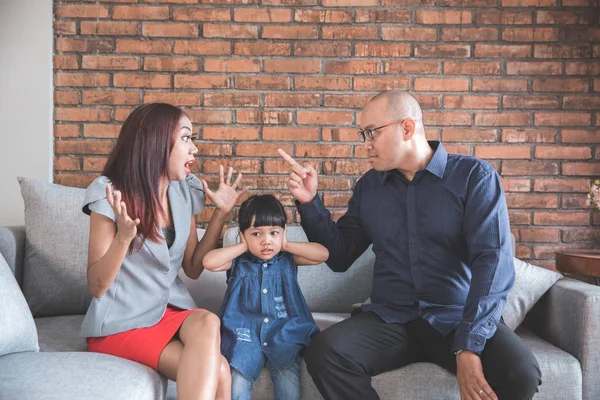 Papá discutiendo con su esposa — Foto de Stock