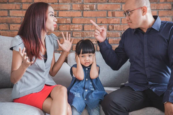 Papa streitet mit seiner Frau — Stockfoto