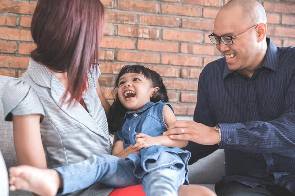 Niño disfrutando con sus padres —  Fotos de Stock