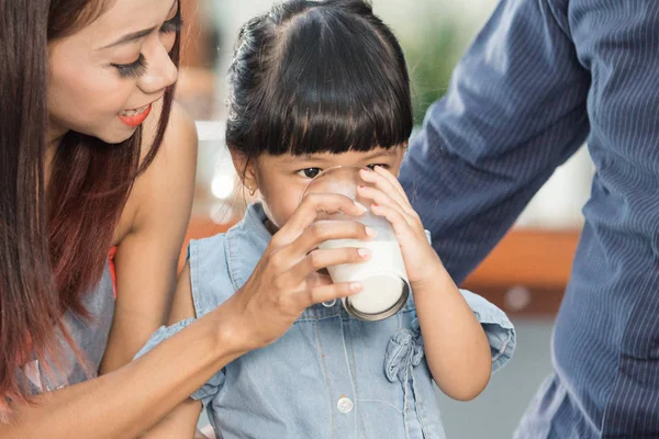 Desayunar con la familia —  Fotos de Stock