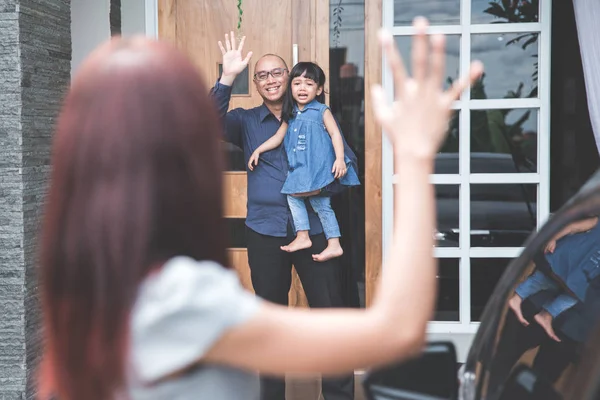 Niño saludando adiós a los padres — Foto de Stock