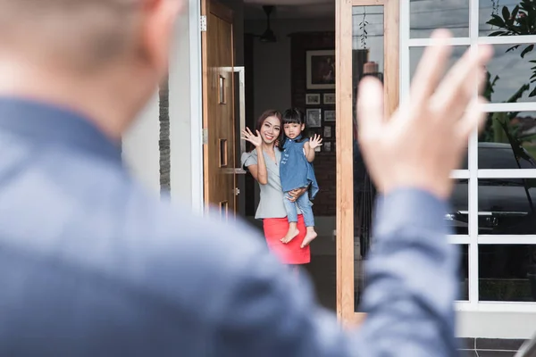 Niño saludando adiós a los padres — Foto de Stock