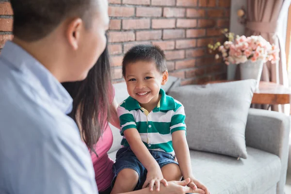 Familie concept in de woonkamer — Stockfoto