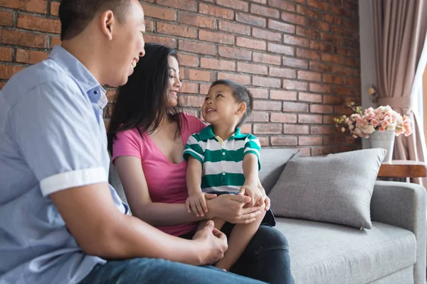 Familie concept in de woonkamer — Stockfoto