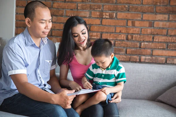 Familjen konceptet happy kid med bok — Stockfoto