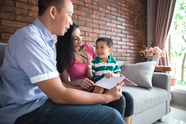 Concepto familiar niño feliz con libro — Foto de Stock