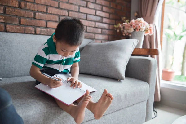 Concepto familiar niño feliz con libro — Foto de Stock