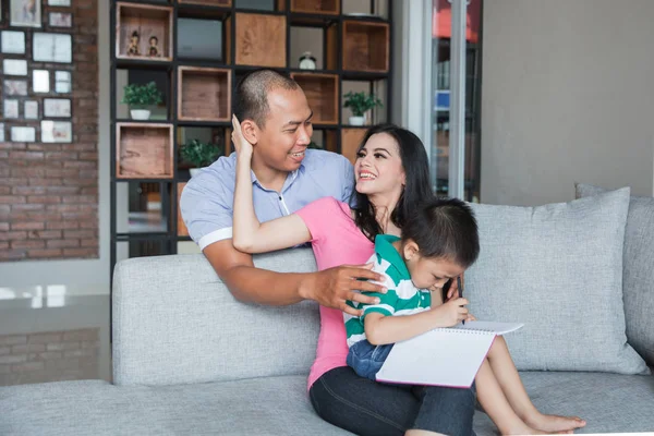 Concepto familiar niño feliz con libro — Foto de Stock