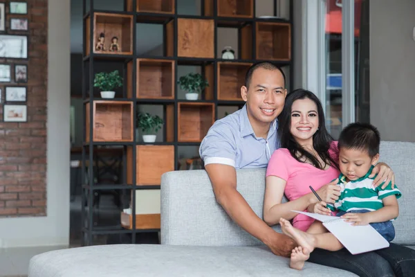 Conceito de família criança feliz com livro — Fotografia de Stock