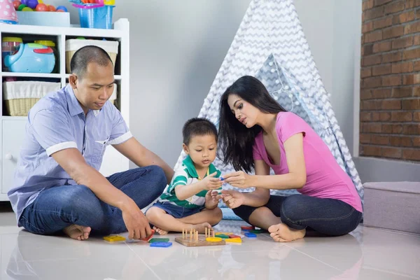 Glückliche Familie, die zusammen spielt — Stockfoto