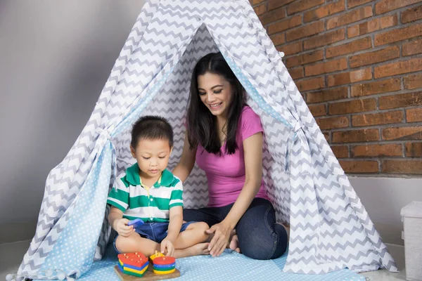 Familia feliz jugando juntos —  Fotos de Stock