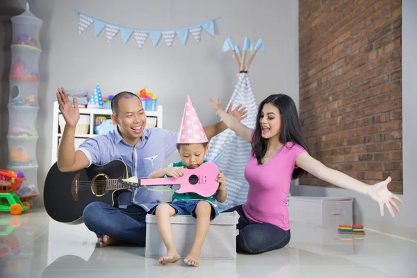 Reproducción de música con el concepto hijo — Foto de Stock