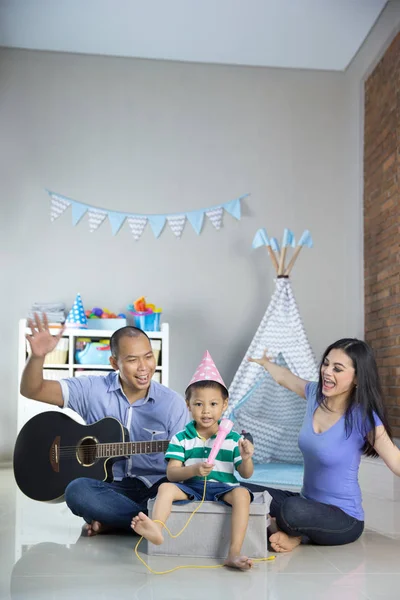 Afspelen van muziek met zoon concept — Stockfoto