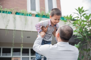 Baba eve işten sonra karşılama