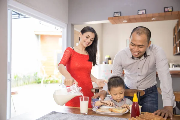 Keluarga Asia yang bahagia sarapan bersama — Stok Foto