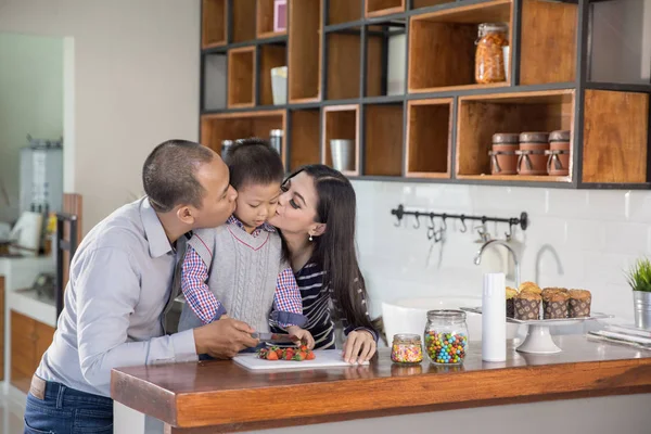 Tiempo de cocción con concepto familiar — Foto de Stock