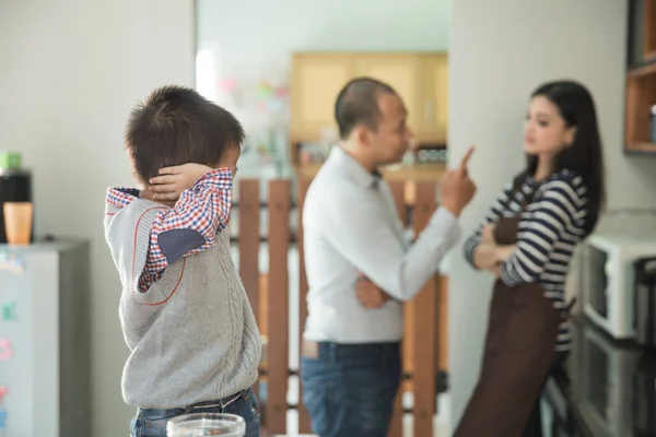 Bitte hört auf, Eltern im Hintergrund zu bekämpfen — Stockfoto