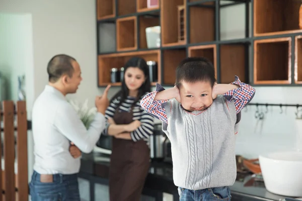 请停止在后台的家长战斗 — 图库照片