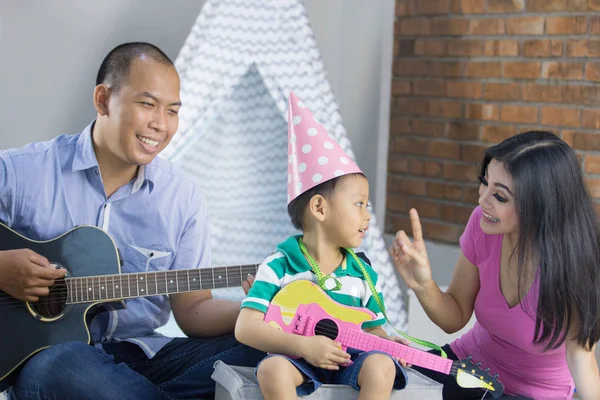 Playing music with son concept — Stock Photo, Image