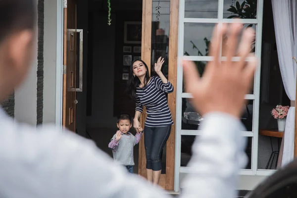 Niño saludando adiós a los padres — Foto de Stock