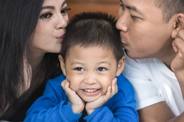 Lycklig asiatisk familj i sängen — Stockfoto