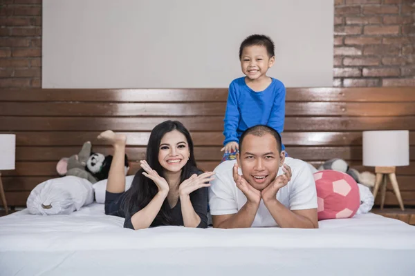 Feliz asiático família no o cama — Fotografia de Stock