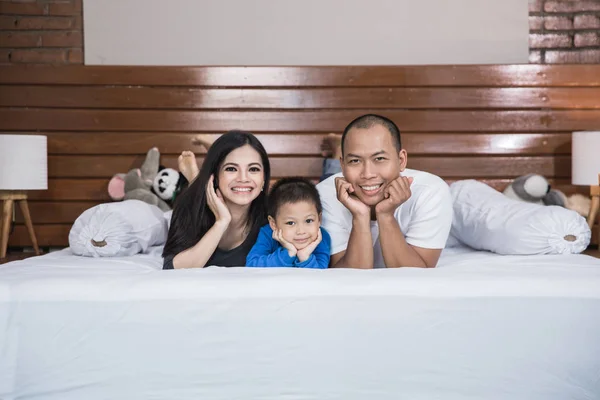Szczęśliwa rodzina Azjatka w łóżku — Zdjęcie stockowe