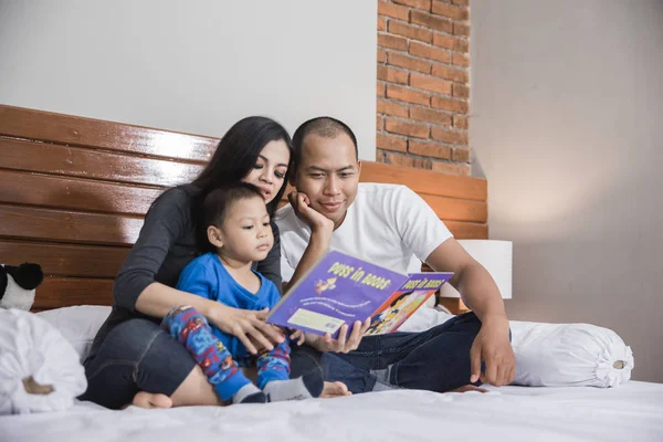 Pojke läser bed tid historia med förälder — Stockfoto